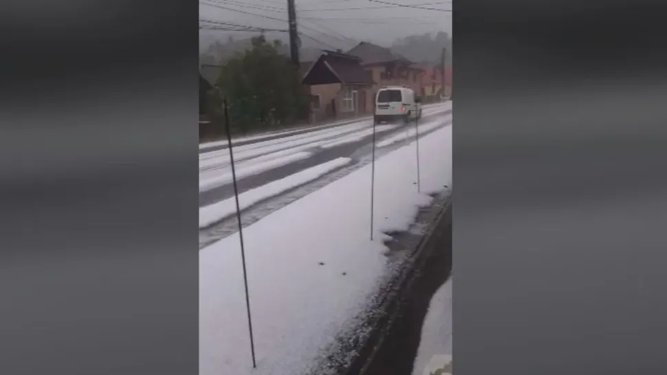 Inundații și grindină în mai multe județe - Străzi inundate după ploile torențiale - VIDEO