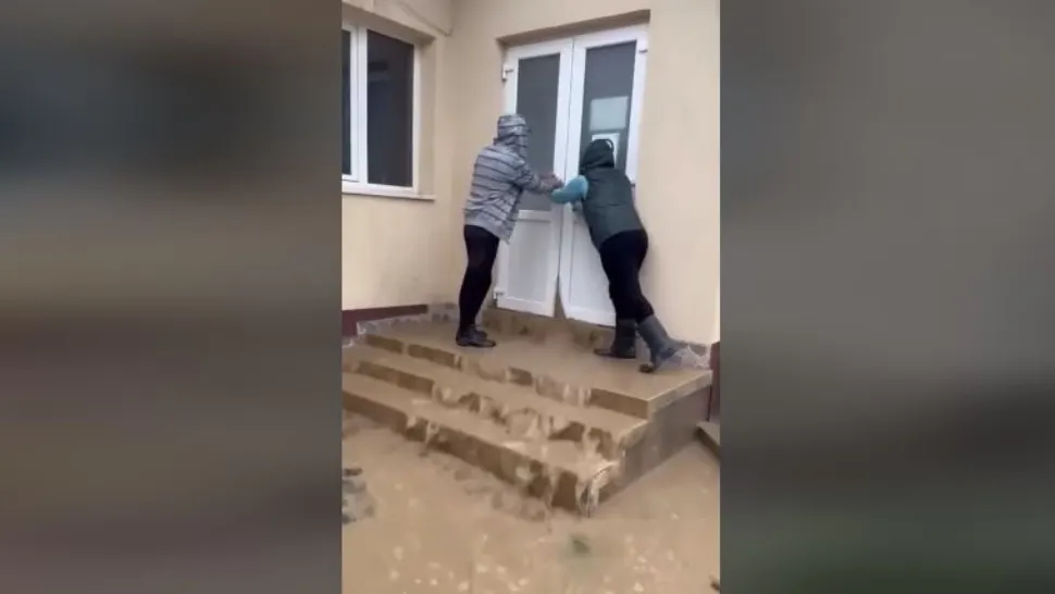 Dezastru lăsat în urma viiturilor - Imagini șocante, casă prăbușită, grădiniță inundată