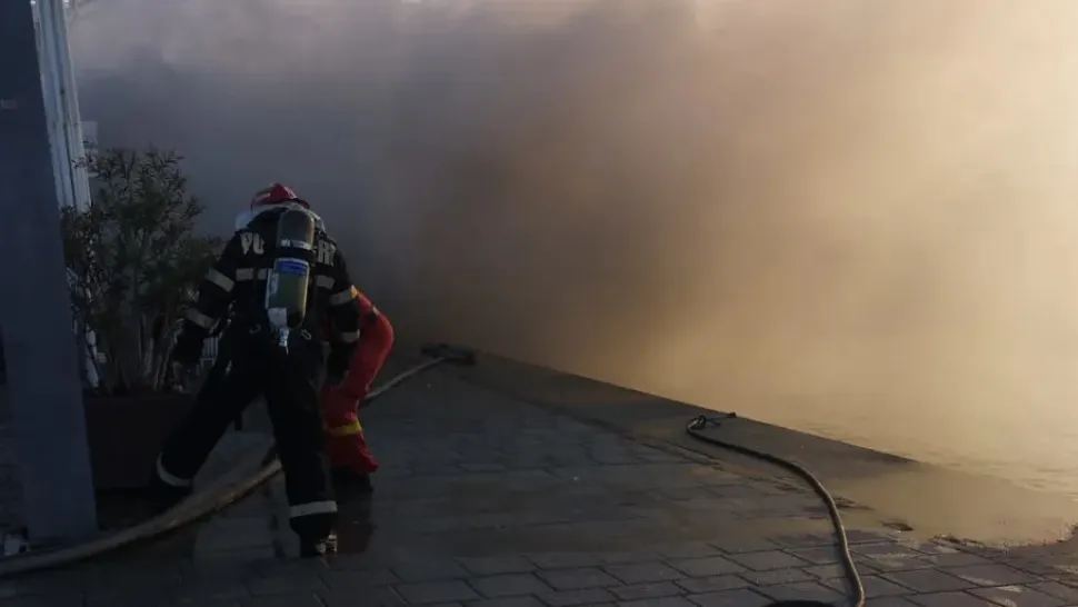 Un yacht a luat foc pe Dunăre, în Mehedinți! Mai multe autospeciale și două ambarcațiuni intervin de urgență