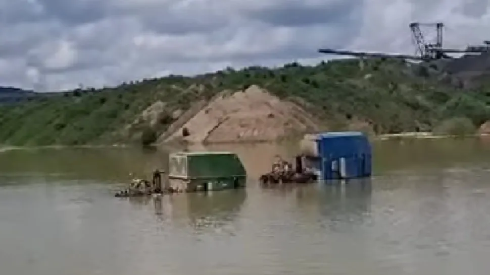 Condiții ca-n Evul Mediu pentru minerii de la CE Oltenia. Când plouă, stau în nămol până la brâu și sunt plimbați cu barca