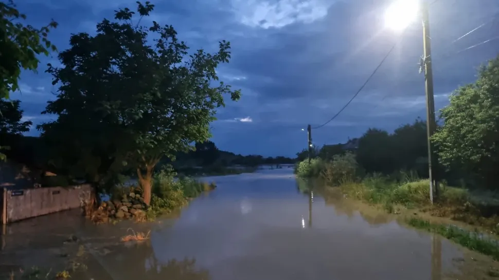 Inundațiile fac prăpăd, în Dolj! Plouă  fără întrerupere -  Multe localități au rămas izolate. Drumurile sunt făcute zob VIDEO