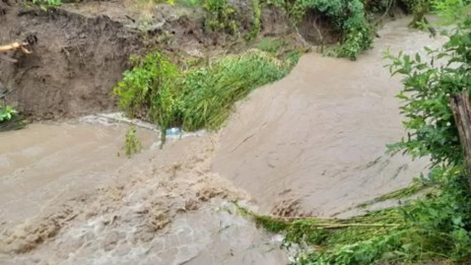 Prăpăd în Dolj. Imagini apocaliptice într-o localitate lovită de inundații, un pod a fost rupt - VIDEO