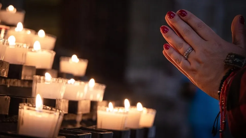 Misterioasa rugăciune a lumânărilor aprinse. Aduce adevărate miracole în viața ta