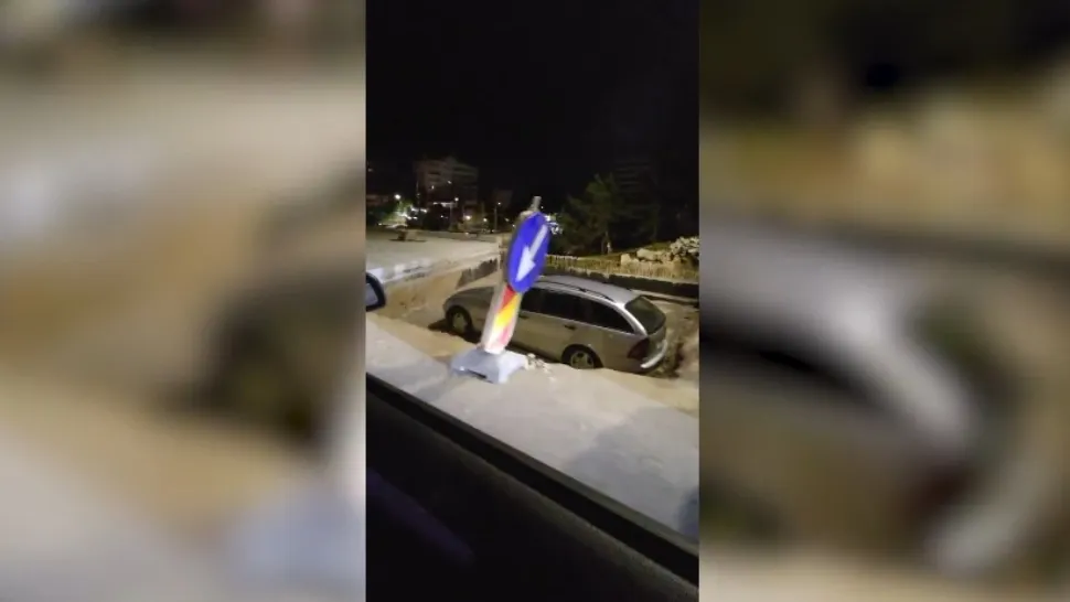 Șofer căzut cu mașina în groapă - imagini uluitoare din Craiova
