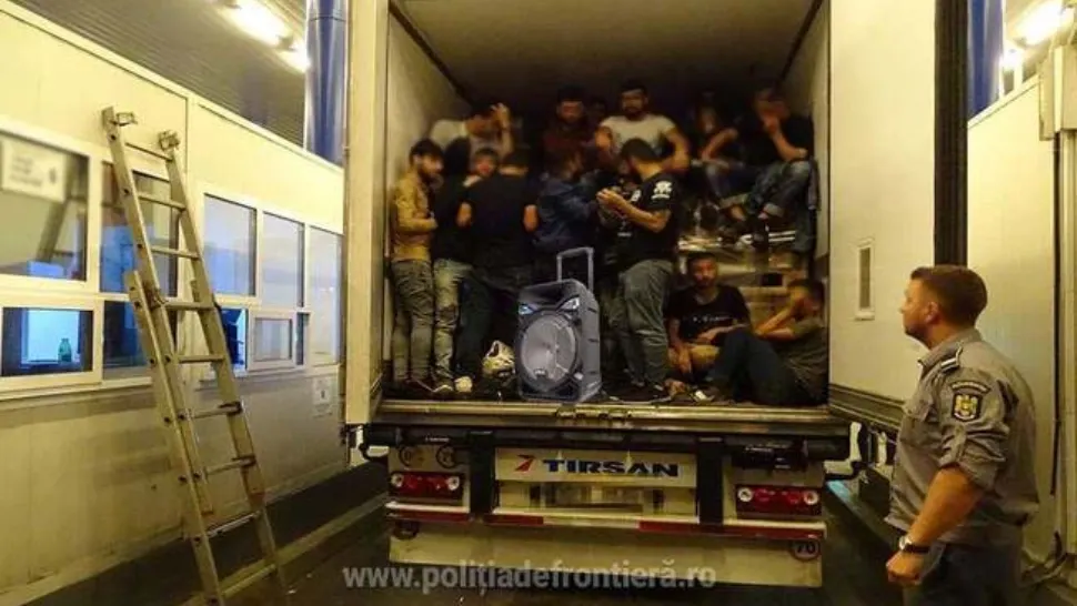 Descoperire șocantă în Vama Nădlac. Zeci de migranți, la un pas să moară sufocați, într-un TIR. Au fost chemate mai multe ambulanțe