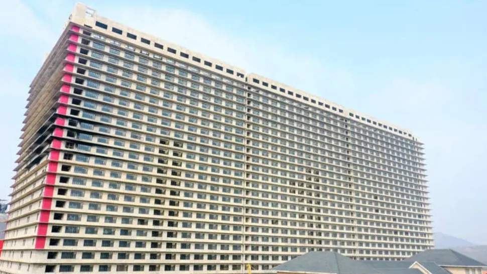 China șochează din nou. Cum arată și care este scopul mega-hotelurilor pentru PORCI? - FOTO