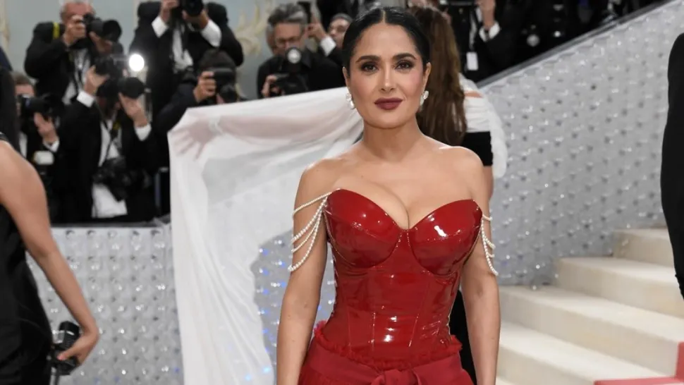 Salma Hayek a împărtășit secretul frumuseții sale la 56 de ani. Supa specială gătită de vedetă, bogată în colagen benefic pentru piele, păr și unghii