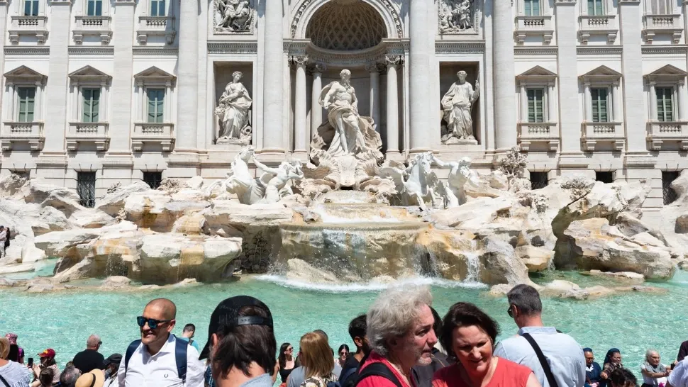 Cum a reușit o bandă de români să-i lase fără un ban în buzunare pe turiștii care vizitau Fontana din Trevi din Roma