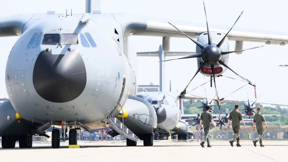 Sute de avioane NATO, aduse la granița Ucrainei și Belarusului