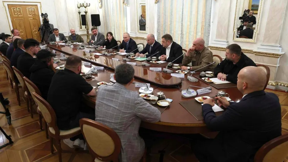 Discursul lui Putin în fața propagandiștilor ruși, făcut praf de doi lideri marcanți de la Moscova și de internauți: ”Imbecilul ăla bătrân nu poate spune două cuvinte”
