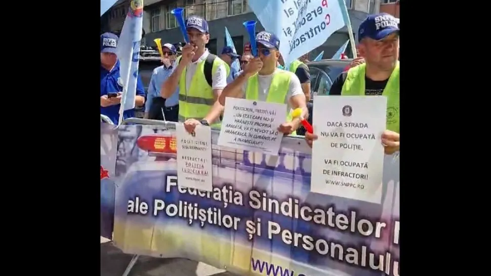 Polițiștii au ieșit în stradă. Se plâng de condițiile de muncă și salariile mici VIDEO