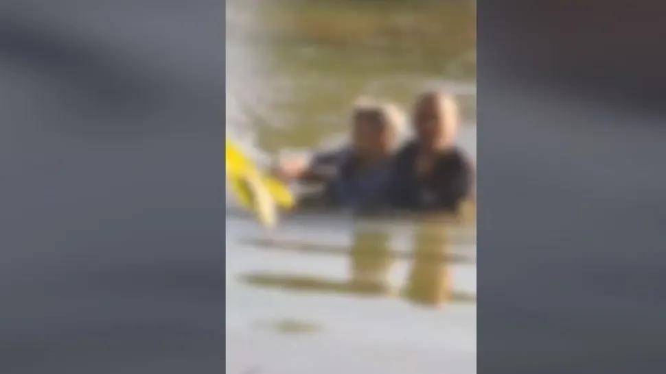 O femeie de 87 de ani a încercat să se sinucidă în râul Argeș - Doi polițiști au salvat-o în ultima clipă