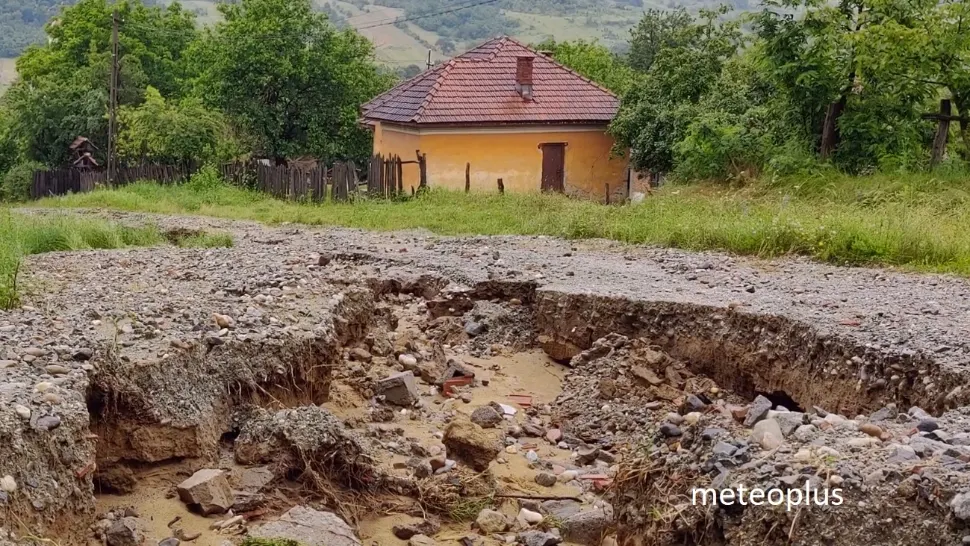 Vremea 28 iunie - Temperaturile scad brusc în toată țara - Urmează ploi, descărcări electrice și grindină - Harta zonelor afectate