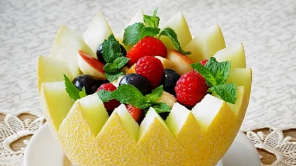 Salată de fructe în pepene galben: Preparatul delicios al zilelor de vară, gata în 5 minute