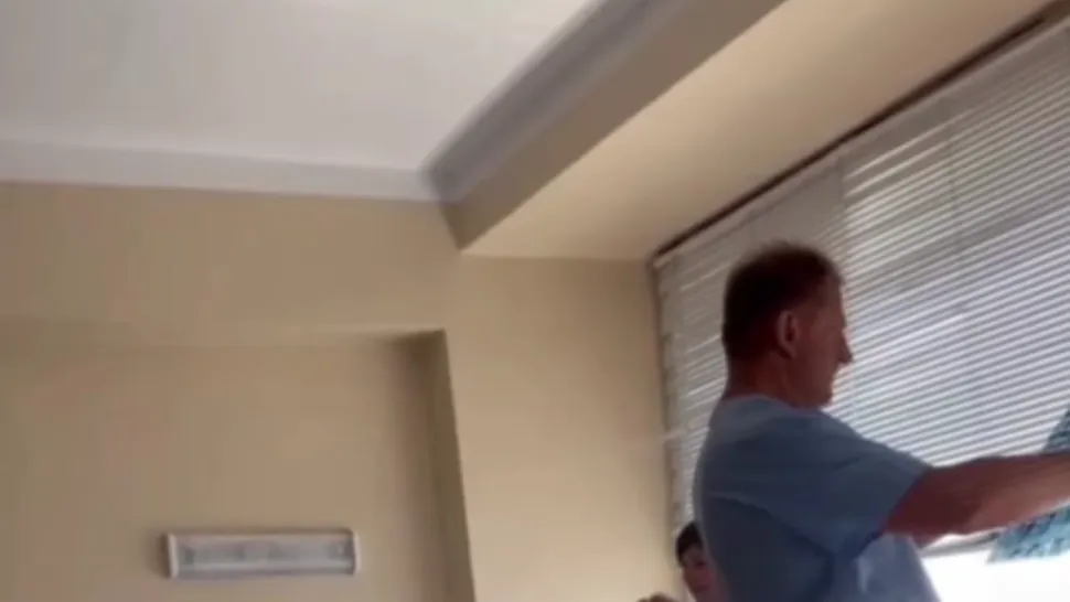 Reacția unui medic, supărat că o pacientă i-a vorbit în limba rusă: "Îmi vine să scot Kalașnikov și să vă împușc" - Imaginile au devenit virale - VIDEO