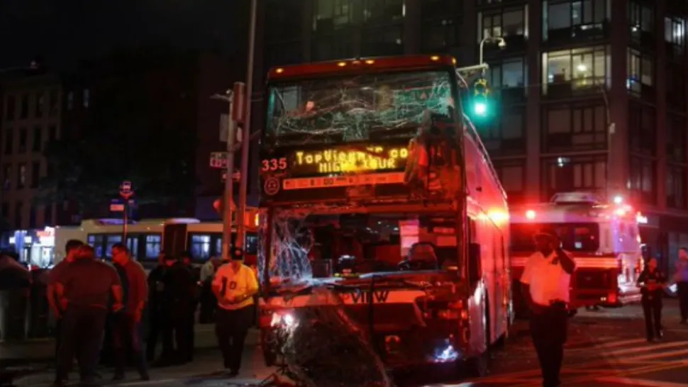 Zeci de răniți după ce două autobuze s-au ciocnit violent, pe un bulevard din Manhattan! Ce spune poliția despre ipoteza unui act criminal 