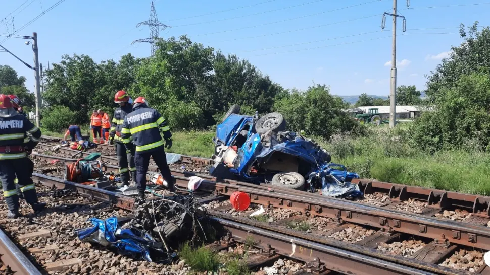 Accident cumplit în județul Bacău. 2 copii și 2 adulți AU MURIT. Trenul a spulberat mașina în care se aflau