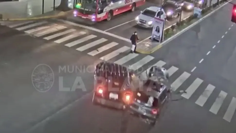 La un pas de moarte - mașinile s-au ciocnit și au luat-o în direcții opuse chiar lângă ea. VIDEO care arată că unii oameni chiar au îngeri păzitori