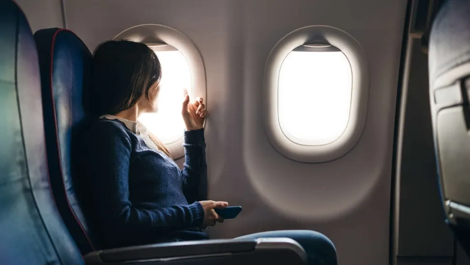De ce să nu stai niciodată lângă geam în avion. Pericolul nebănuit în acest loc - un medic trage semnalul de alarmă