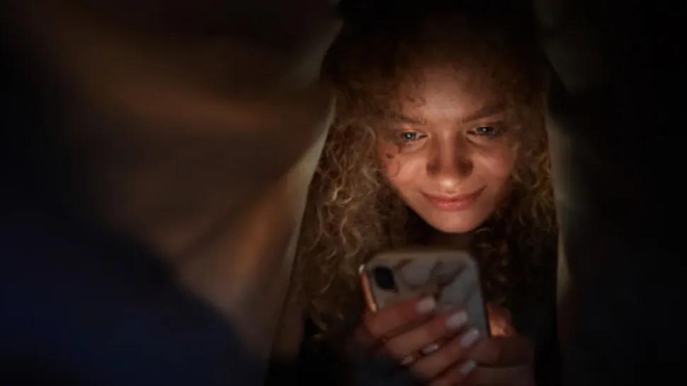 Ce se întâmplă dacă stai tot timpul în lumină artificială. Avertisment pentru cei care nu se dezlipesc de ecranul telefoanelor sau tabletelor