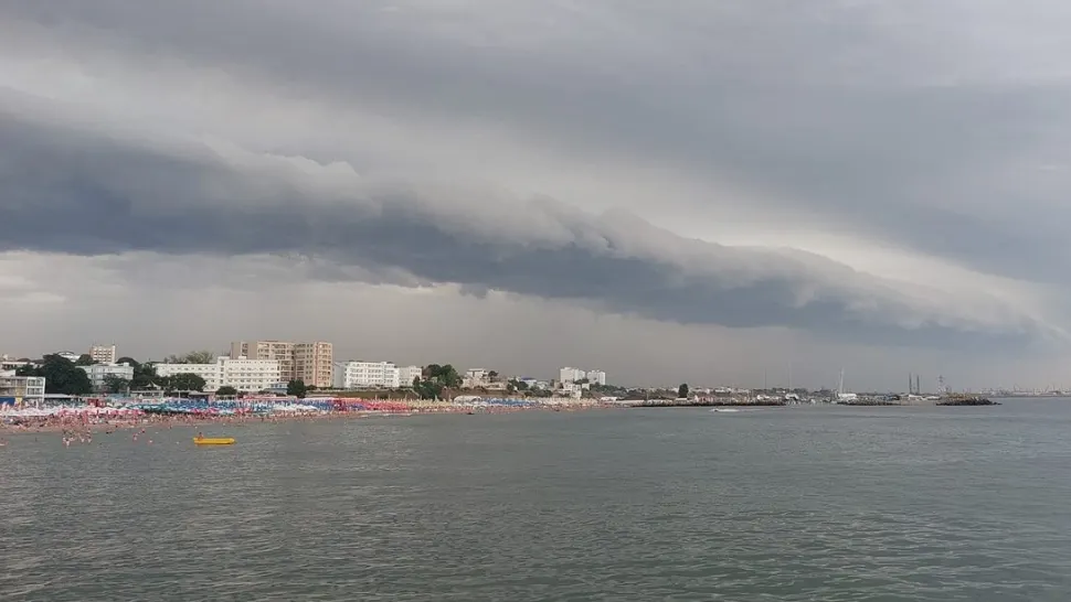 VIDEO - Furtună devastatoare pe litoral - imagini surprinse de turiști la malul mării. Cod portocaliu de fenomene extreme în Constanța