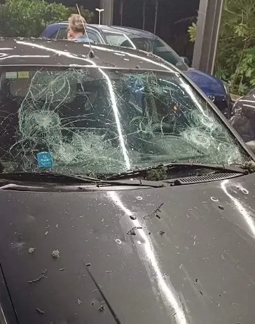 Cum ne ferim mașina de grindină. Iată 6 metode practice
