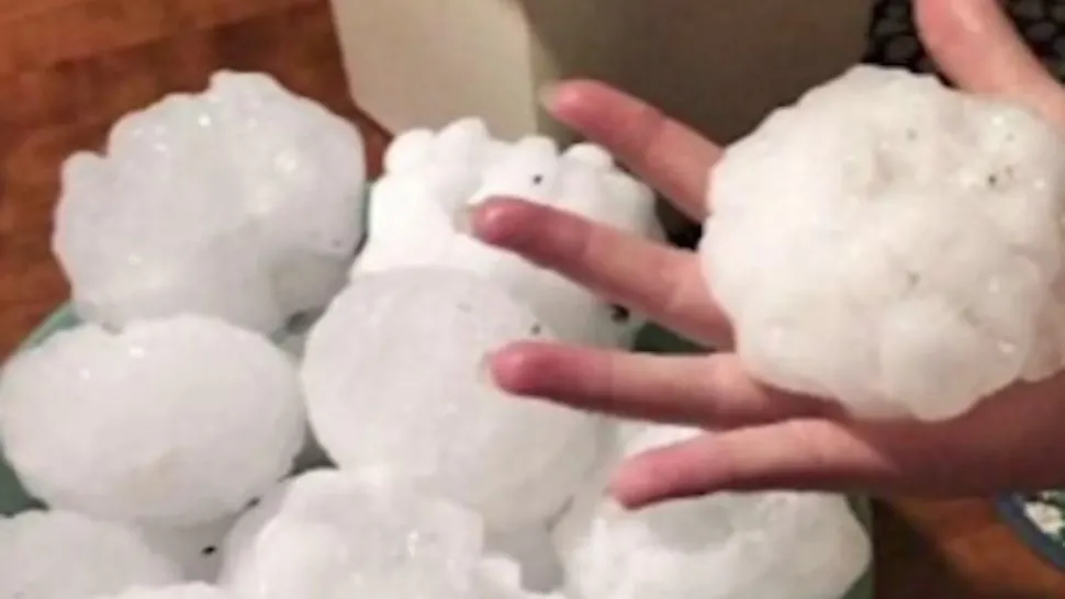 Cea mai mare grindină căzută vreodată în Europa: bucăți de gheață de 19 cm, în Italia - FOTO