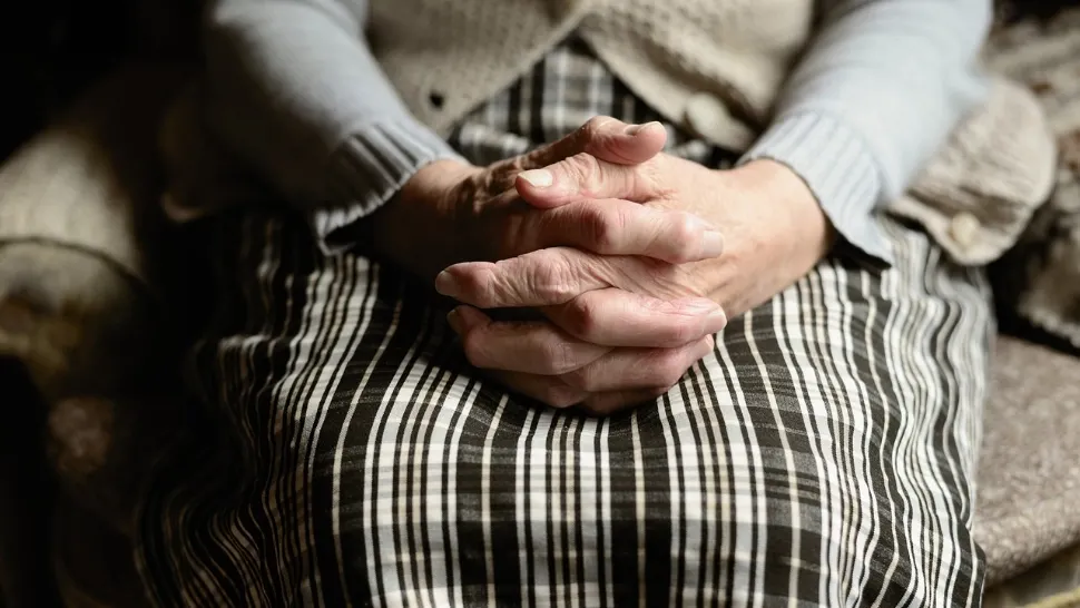 O bătrânică de 90 de ani și-a dat averea unor escroci români de frică să nu îi dea hoții năvală în casă. Metoda incredibilă folosită de conaționali