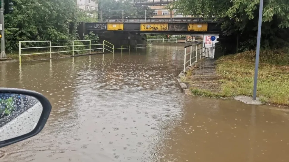 Rupere de nori în Iași. Ploile abundende au creat adevărate lacuri în oraș