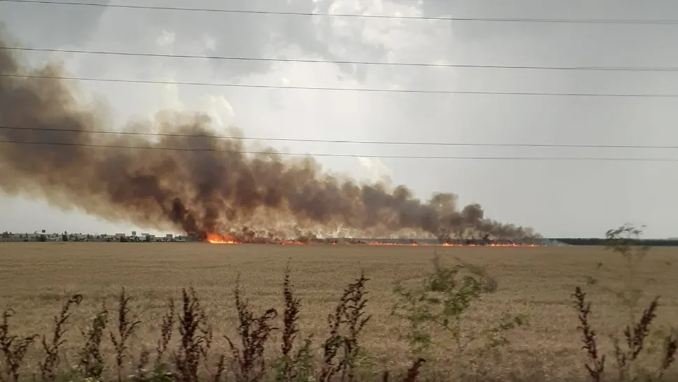 Incendiu de proporții lângă Ploiești. S-a emis RO-Alert, coloană de fum vizibilă de la kilometri distanța