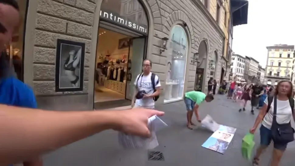 Dacă vezi aceste „picturi” pe jos, ocolește-le. Escrocheria care continuă să facă ravagii printre turiști