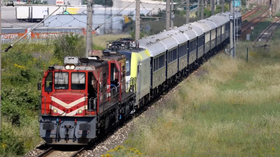 Un europarlamentar român explică ce drepturi avem, dacă ne întârzie trenul. ”Puneți-i să plătească!”