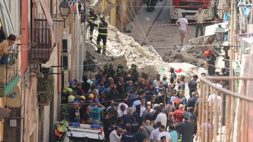 Intervenție contracronometru lângă Napoli. O clădire s-a prăbușit, se caută victime sub ruine - FOTO