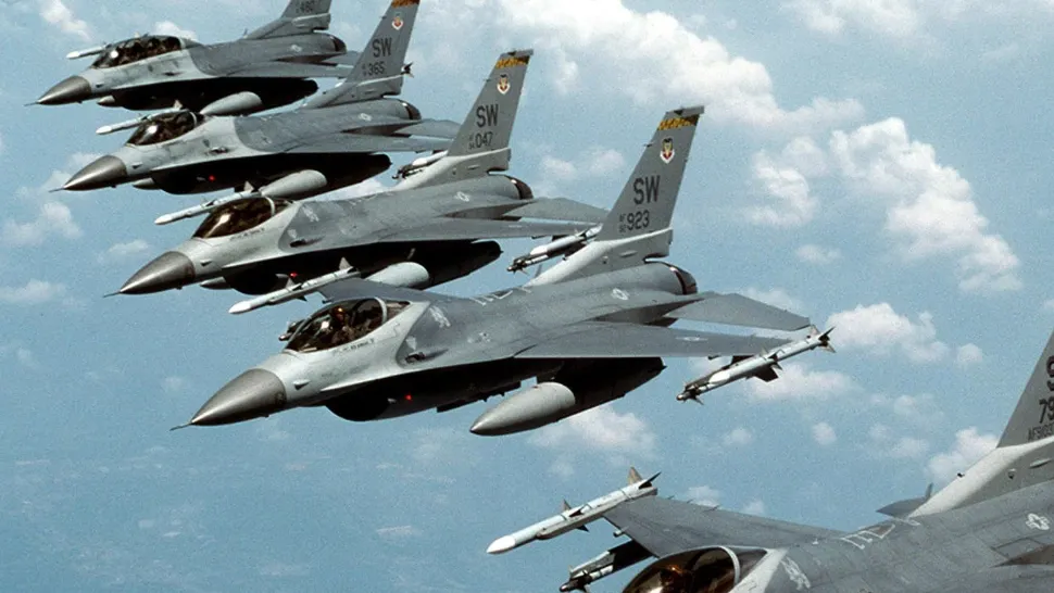 SUA revin cu anunțul pregătirii piloților ucraineni de F-16 în războiul cu Rusia - Antrenamentele din România, amânate în 2024