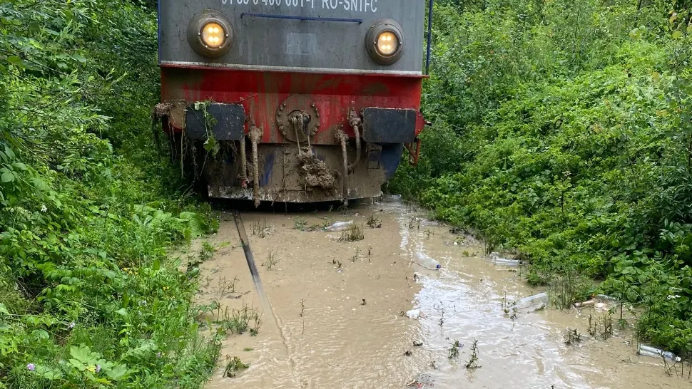 Sute de călători, transbordați din trenuri, în județul Suceava, în urma unei alunecări de teren. Traficul s-a reluat după câteva ore, dar în condiții speciale - FOTO