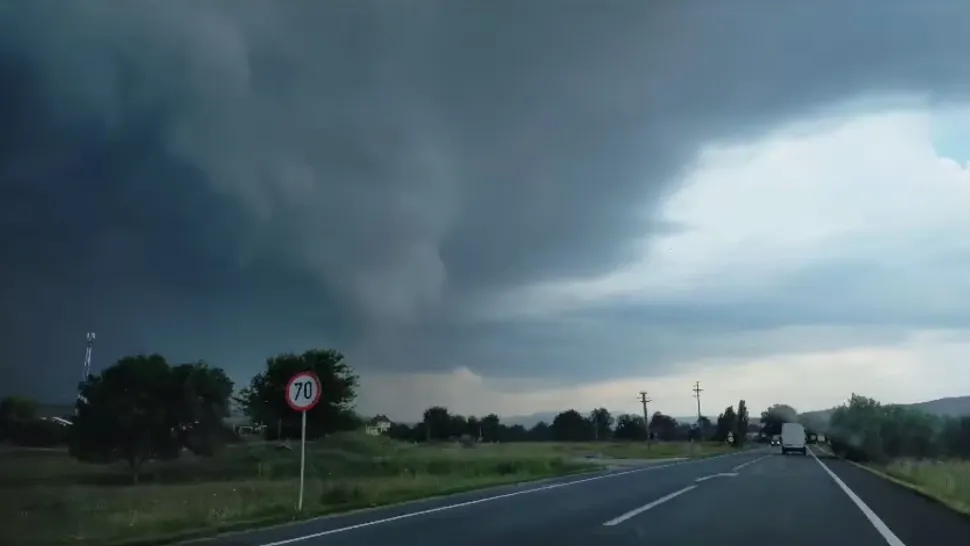 Vremea extremă a făcut dezastru în țară: Vijelii puternice și temperaturi de 40 de grade - Cupola de foc lovește România