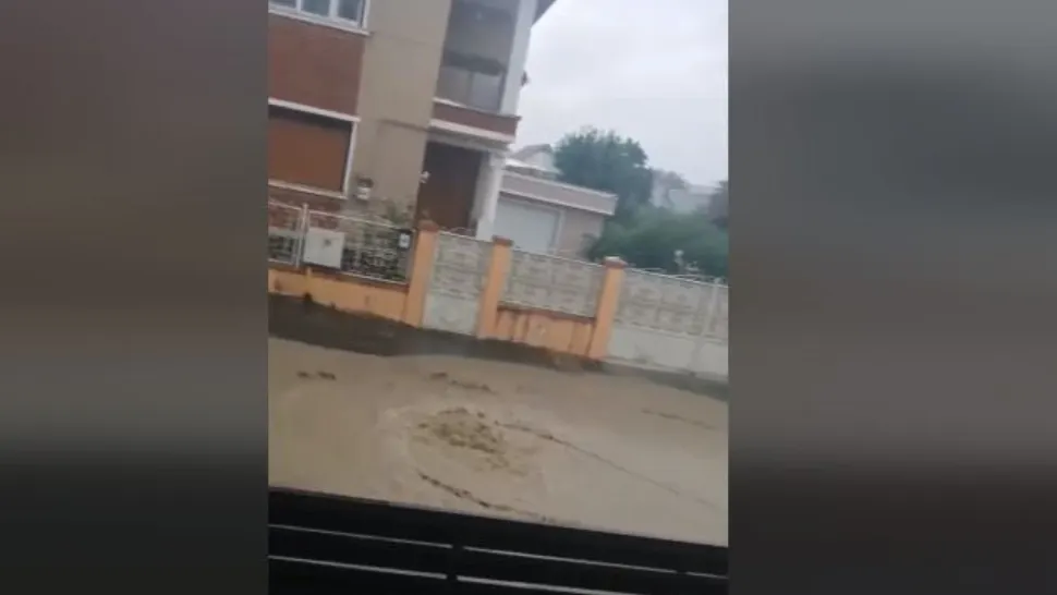 Vremea a făcut prăpăd în țară - Furtuni violente, ploi abundente și vijelii - Orașe sub ape, canalizările nu fac față vremii extreme