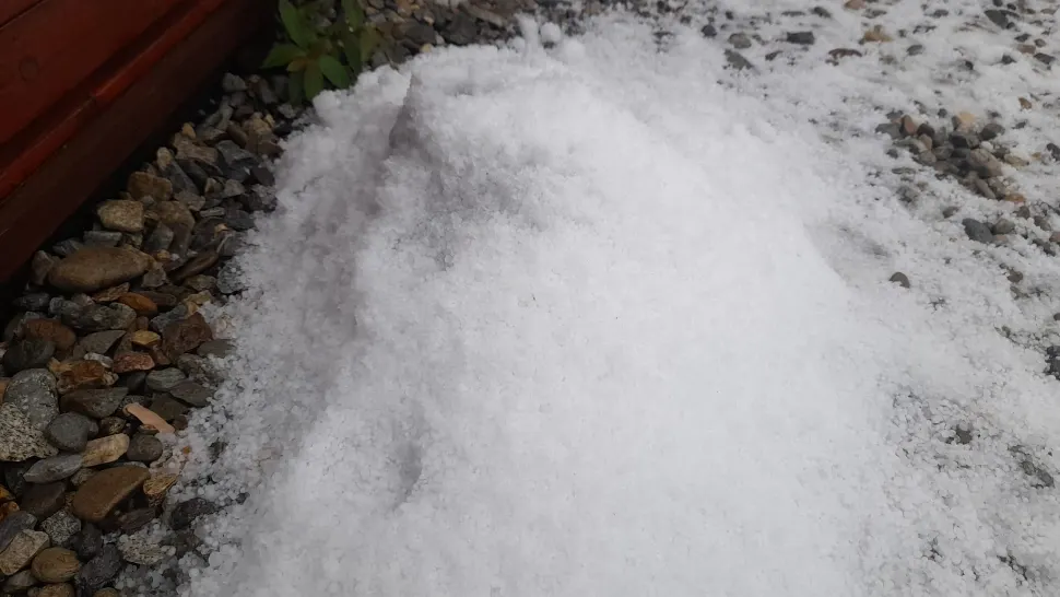 Furtună cu gheață pe cea mai înaltă șosea din România! Peisaj halucinant, în plină vară, pe Transalpina - FOTO