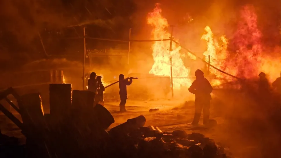 Incendiu violent la o hală, flăcările înalte au cuprins toată zona. ISU a mobilizat 100 de pompieri în lupta cu vâlvătăile 