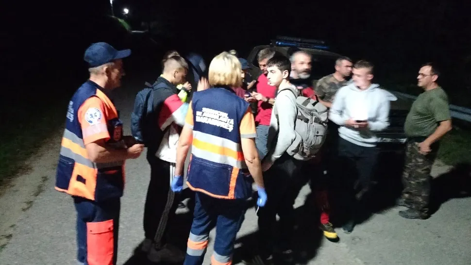 Misiune de salvare contracronometru: 4 ucraineni care au trecut ilegal frontiera, salvați de pe munte - VIDEO