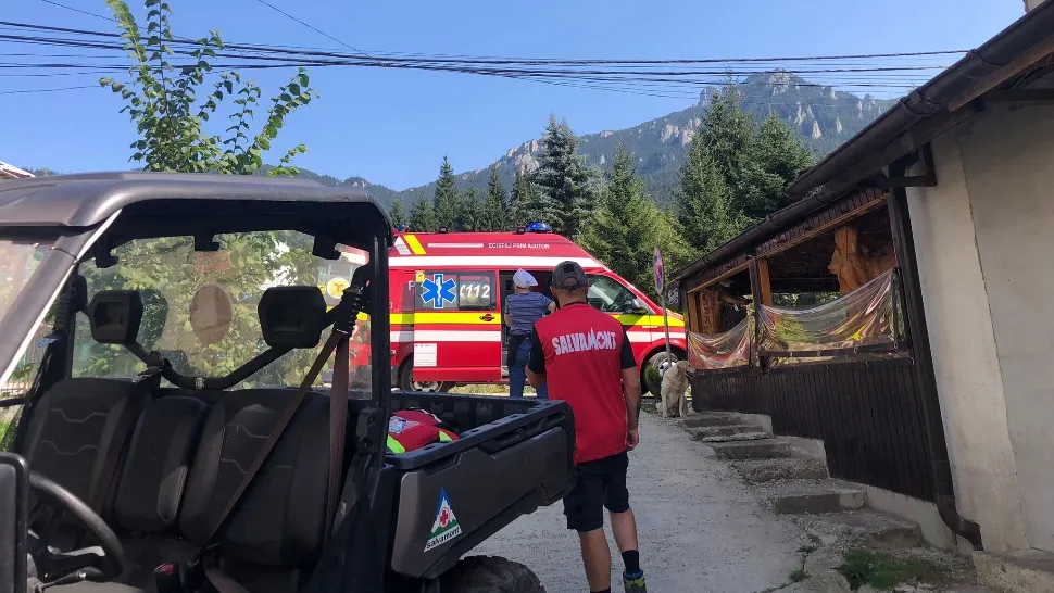 Salvamontiştii intervin pentru acordarea primului ajutor unei persoane care leşinat în Staţiunea Durău - Luptă contracronometru pentru viață