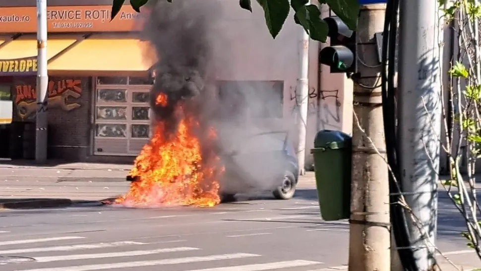 O maşină a luat foc pe Bulevardul Banu Manta, din Capitală - Imagini șocante