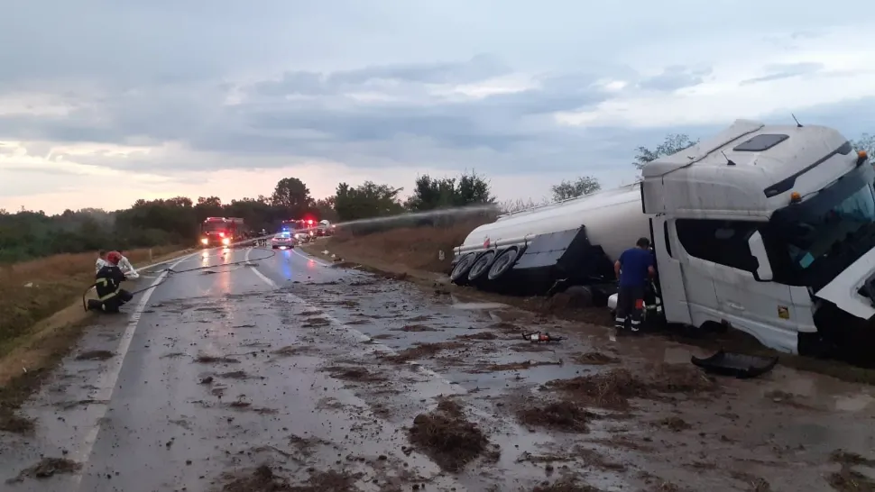 Accident violent în Vaslui, la Crasna: 2 tineri cu politraumatisme după coliziunea dintre o mașină și o cisternă cu combustibil - Trafic blocat total