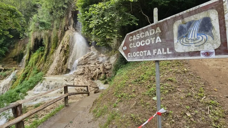 Una dintre cele mai spectaculoase cascade din România s-a surpat parțial. Turiști ignoră avertismentele - VIDEO