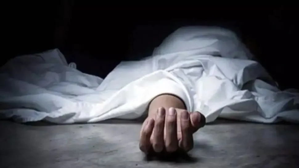 Caz halucinant la Ploiești: Un om cu probleme psihice trăia cu un cadavru în descompunere în casă. Polițiștii au rămas stupefiați