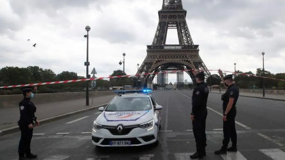 Amenințare cu BOMBĂ la Paris: Turnul Eiffel, evacuat de urgență - Mobilizare masivă de forțe - VIDEO