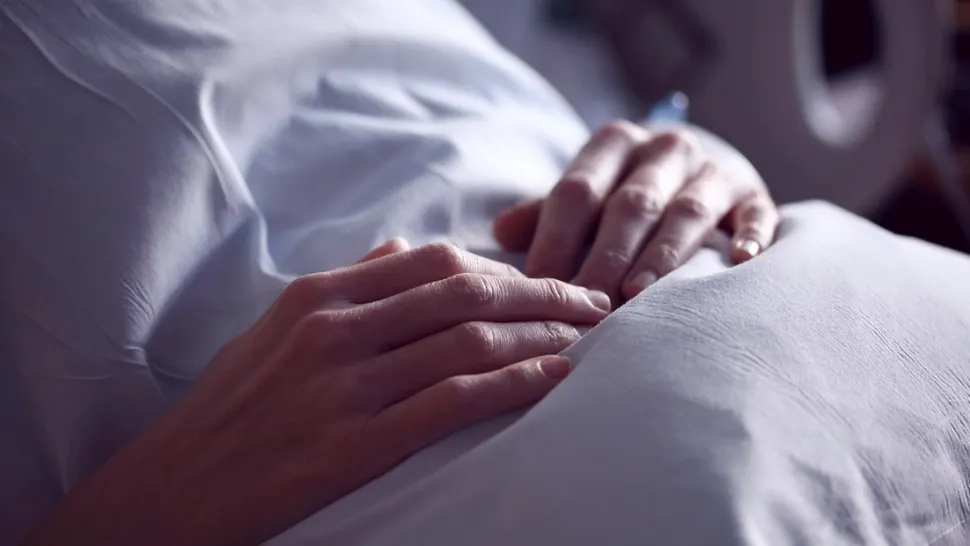 O tânără de 26 de ani, însărcinată în 3 luni, a murit pe patul de spital, în Botoșani. Trei copii au rămas fără mamă
