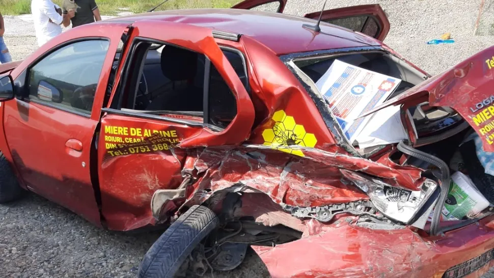 Accident extrem de violent în județul Vaslui! 5 persoane au ajuns la spital - O mașină s-a transformat în armonică - FOTO