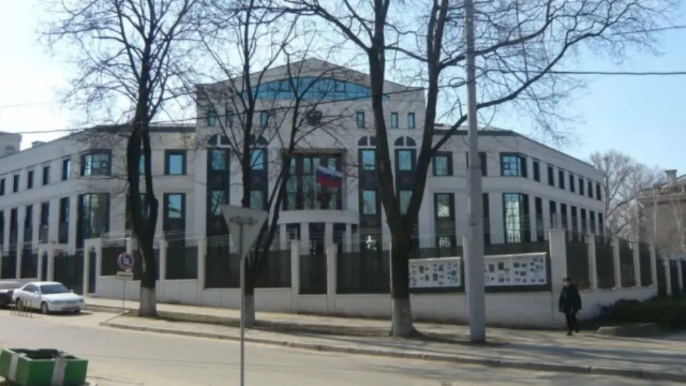 Incidente la Chișinău - Un șofer a intrat cu mașina în poarta Ambasadei Rusiei și apoi a încercat să fugă