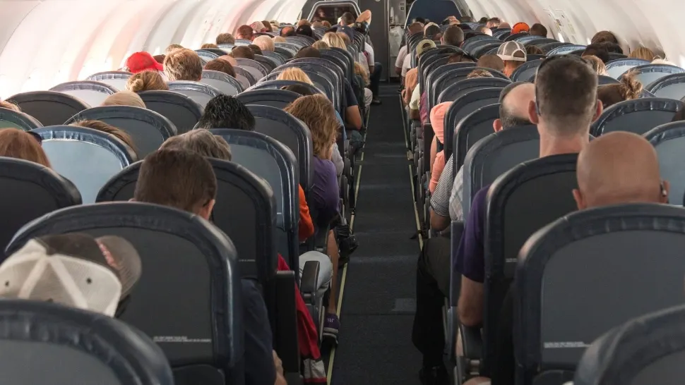 Zbor de coșmar pentru mai mulți români. Un pasager s-a îmbătat și a făcut circ în avion